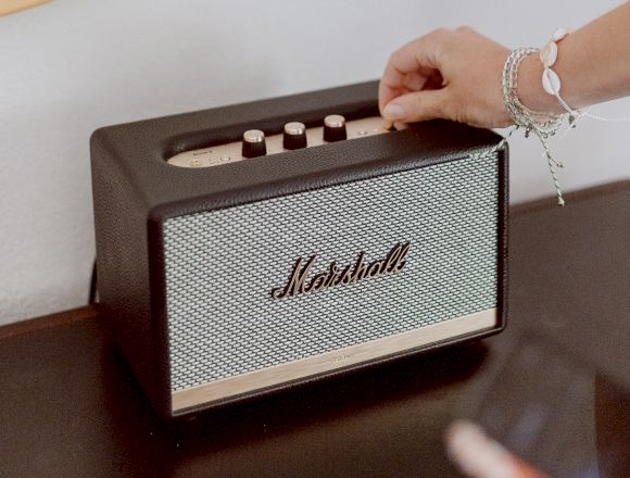 Vintage room amenities Marshall radio